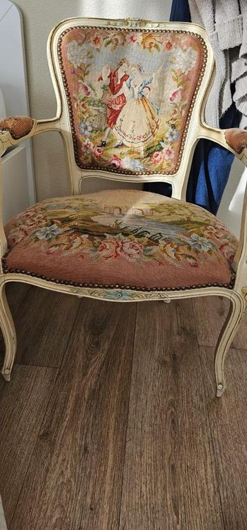 Antieke Stoel met Borduurwerk beschikbaar voor biedingen