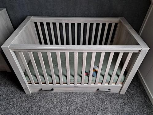 Prachtig bedje en commode van merk kidsmill grijs, Kinderen en Baby's, Kinderkamer | Complete kinderkamers, Zo goed als nieuw