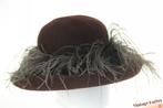 Vintage dameshoed bruin velour met struisvogelveren mt 52-57, Ophalen of Verzenden, Zo goed als nieuw, 56 of 57 cm (M, 7 of 7⅛ inch)
