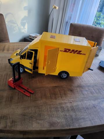 Bruder DHL Speelgoed Auto met Palletwagen beschikbaar voor biedingen