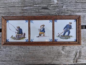 3 Makkum Tichelaar tegels in kleur gevat in een net kader, beschikbaar voor biedingen