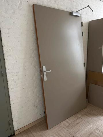 Massief houten binnendeur beschikbaar voor biedingen