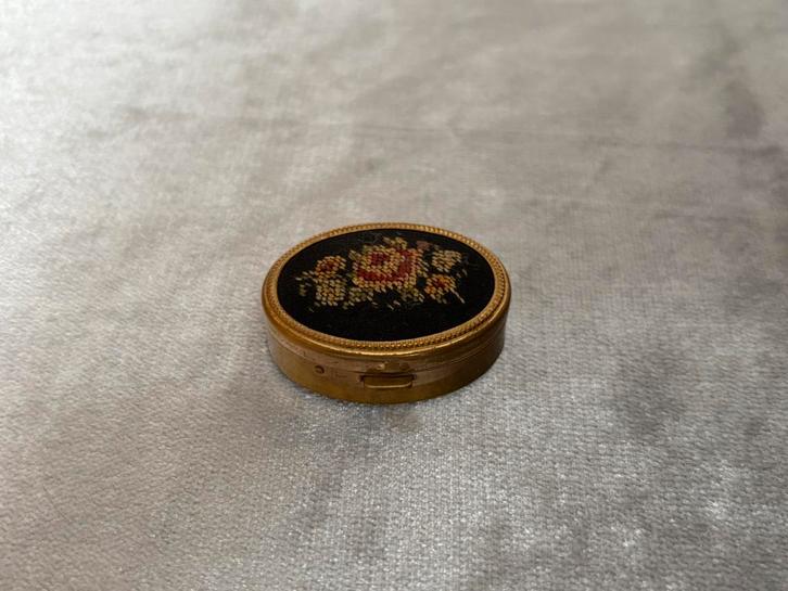 Vintage ovaal petit-point doosje met geborduurde rozen, Antiek en Kunst, Curiosa en Brocante, Ophalen of Verzenden