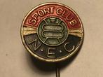 Metalen NEC NIJMEGEN VOETBALCLUB Speld (Groen/Rood/Wit)., Verzamelen, Speldjes, Pins en Buttons, Verzenden, Zo goed als nieuw