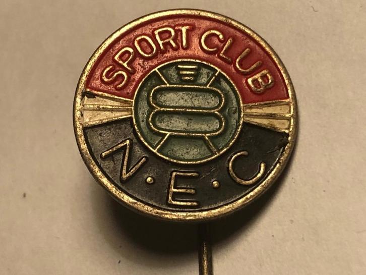 Metalen NEC NIJMEGEN VOETBALCLUB Speld (Groen/Rood/Wit)., Verzamelen, Speldjes, Pins en Buttons, Zo goed als nieuw, Speldje of Pin