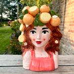 Vaas meisje met fruit citroenen fruitvaas bloempot meisje, Huis en Inrichting, Woonaccessoires | Vazen, Overige kleuren, Aardewerk of Porselein
