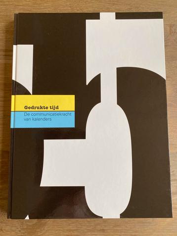Gedrukte tijd. Boek over kalenders. ISBN 9789090221199 beschikbaar voor biedingen