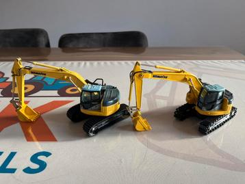 Twee Komatsu PC 228 US rupsgraafmachines 1/43 beschikbaar voor biedingen