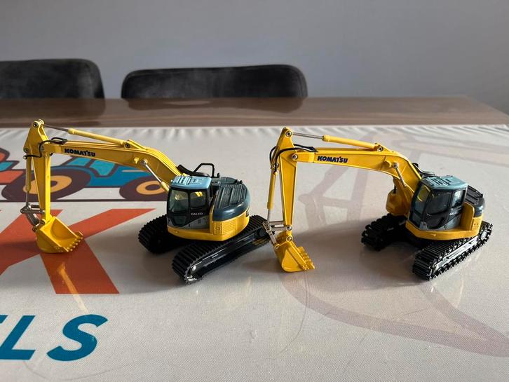 Twee Komatsu PC 228 US rupsgraafmachines 1/43, Hobby en Vrije tijd, Modelauto's | Overige schalen, Zo goed als nieuw, Tractor of Landbouw