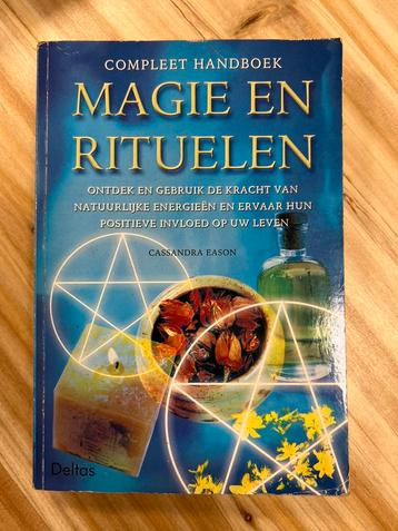 Magie en rituelen boek.   8,50 euro  beschikbaar voor biedingen