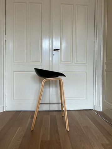 Moderne Kruk HAY AAC 22, Zwart, Eiken Basis beschikbaar voor biedingen