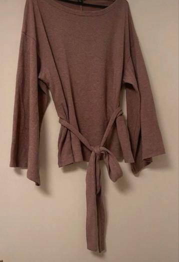 Mooie blouse met lange mouwen en riem beschikbaar voor biedingen