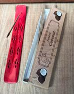 Houten, rode wierook houder + 6x kokos wierook stokjes!, Overige materialen, Ophalen of Verzenden, Zo goed als nieuw, Minder dan 25 cm