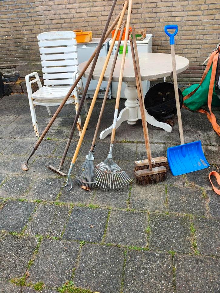 Diverse Tuinspullen - Hark, Schop, Bezem, Slang, Tuin en Terras, Hand-tuingereedschap, Gebruikt, Hark, Ophalen