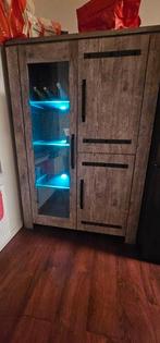 Dressoir kast met mooi blauwe verlichting in vitrinekast, Huis en Inrichting, Kasten | Dressoirs, Ophalen, Zo goed als nieuw, 25 tot 50 cm