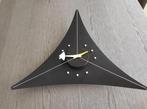 Vitra George Nelson Triangle Clock zwart, Ophalen of Verzenden, Zo goed als nieuw, Analoog, Wandklok