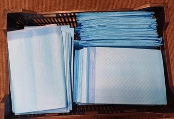 Krat voorzien van incontinentie onderleggers - ca. 100 stuks beschikbaar voor biedingen