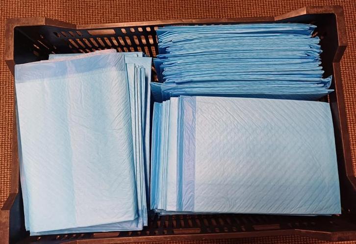 Krat voorzien van incontinentie onderleggers - ca. 100 stuks, Diversen, Verpleegmiddelen, Nieuw, Ophalen of Verzenden