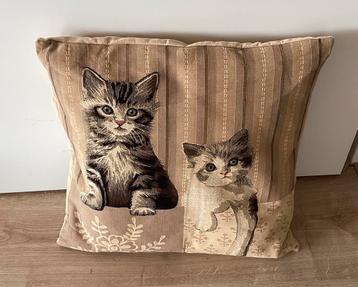Gobelin sierkussen met kattenmotief beschikbaar voor biedingen