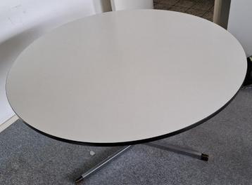 ronde retro designtafel beschikbaar voor biedingen