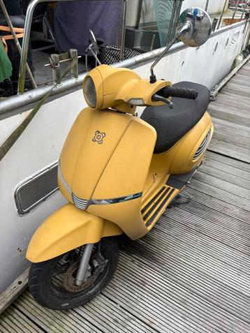 AGM scooter geel beschikbaar voor biedingen
