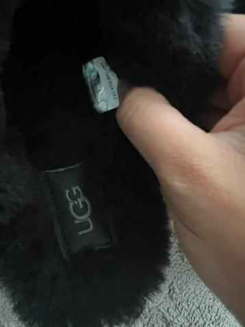 Zwarte UGG Pantoffels beschikbaar voor biedingen