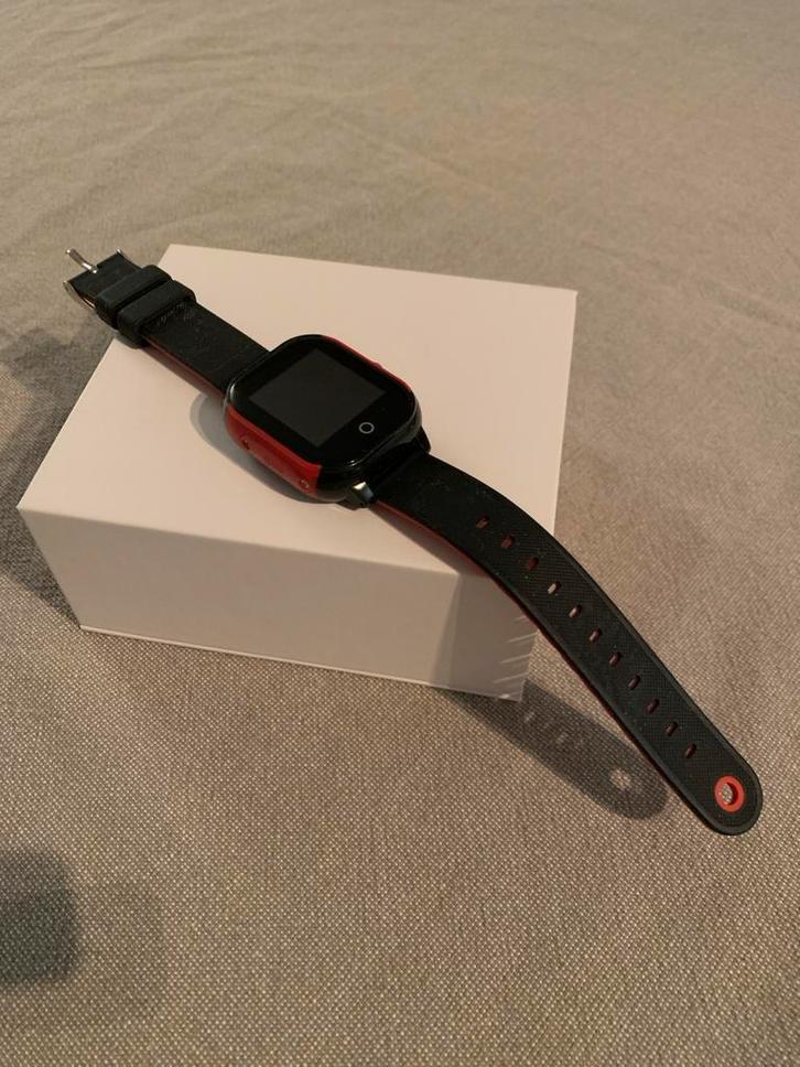 One2Track Connect Play GPS Horloge - Zwart/Rood - Incl. SIM, Sieraden, Tassen en Uiterlijk, Smartwatches, Zo goed als nieuw, Android