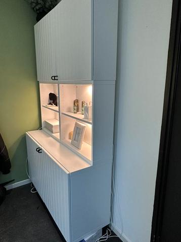 Leuke zeer nette wandkast met opbergruimte en lampjes.