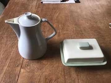 Vintage Blauwe Koffiepot & Groenige Botervloot beschikbaar voor biedingen