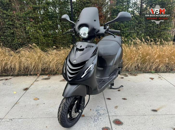 Piaggio zip iget 2020 brom 45km E4 mat zwart alpha runner, Fietsen en Brommers, Scooters | Piaggio, Zo goed als nieuw, Zip, Maximaal 45 km/u