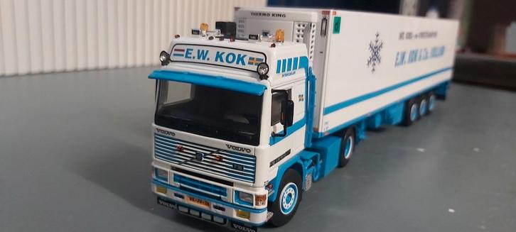 Volvo F16 globetrotter met koeltrailer E.W. KOK & ZN., Hobby en Vrije tijd, Modelauto's | 1:50, Zo goed als nieuw, Bus of Vrachtwagen