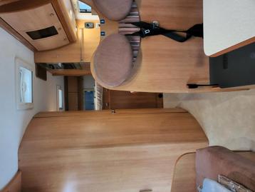 Witte Ford Laika camper, 7m lang en 2,80m hoog