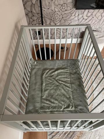 Babybox Europe Evy grijs + matras & Koeka kleed beschikbaar voor biedingen