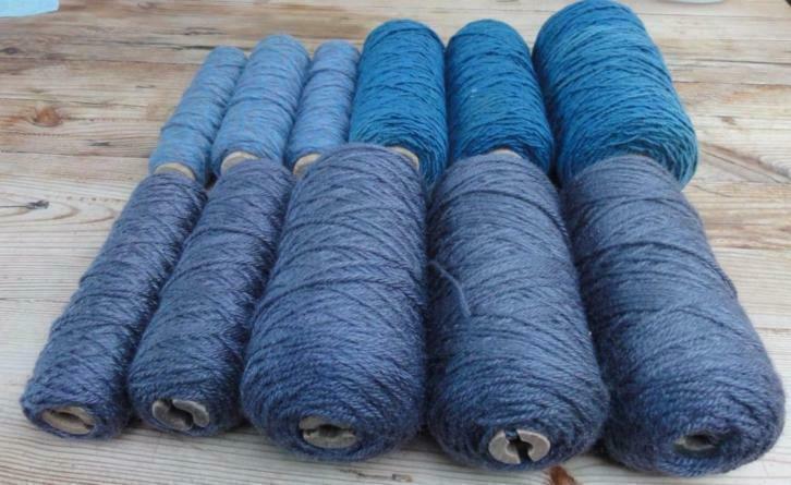 5 Oude klossen garen op houten spoel, donker grijs, Antiek en Kunst, Ophalen of Verzenden