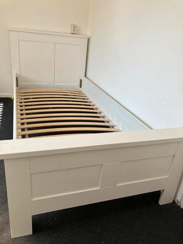 2x Mooi en degelijk houten bed evt met lattenbodem beschikbaar voor biedingen