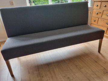 Grijze Eetbank met Houten Poten beschikbaar voor biedingen