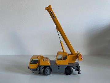 Nieuw schaalmodel 2-assige Liebherr kraan  beschikbaar voor biedingen
