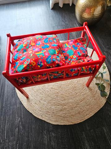 Poppenbedje/ poppen ledikant met beddengoed  beschikbaar voor biedingen