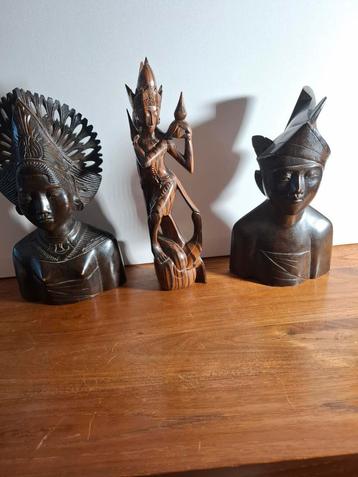 Drie Indonesische houten beeldjes.  beschikbaar voor biedingen