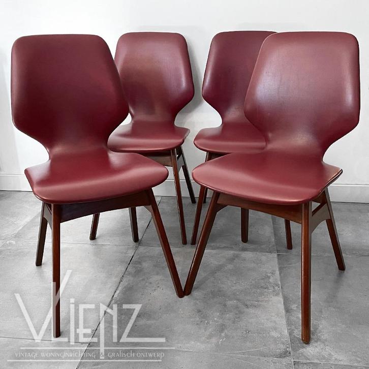 4 vintage Midcentury stoelen, eetkamerstoelen bordeaux rood, Huis en Inrichting, Stoelen, Gebruikt, Vier, Hout, Stof, Rood, Ophalen