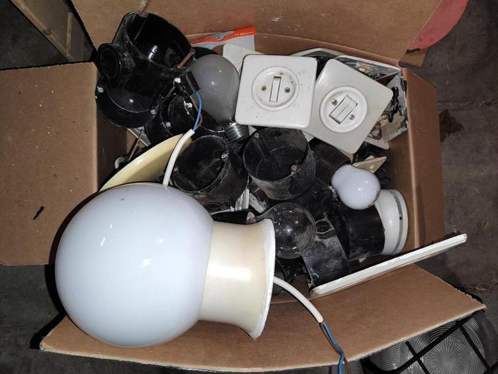 Gratis - verouderd installatiemateriaal, Doe-het-zelf en Verbouw, Elektra en Kabels, Gebruikt, Overige typen, Ophalen