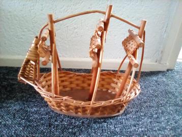 Rieten zeilboot als mandje, bloempot of gewoon ter decoratie beschikbaar voor biedingen