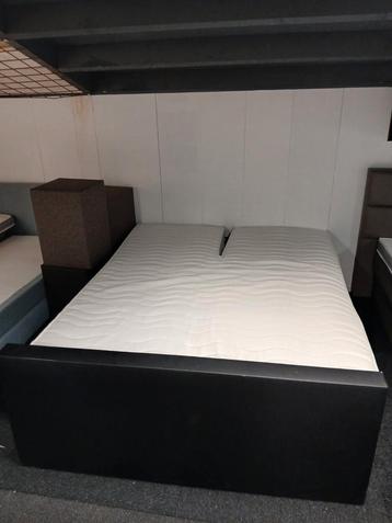 Boxspring 180 bij 220 / showroom verkoop beschikbaar voor biedingen