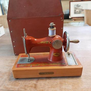 Vintage Kinder Naaimachine USSR met Doos beschikbaar voor biedingen