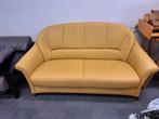 Geel lederen 2 zits bankje. Minimale gebruikerssporen, Retro, Retro, 150 tot 200 cm, Tweepersoons