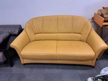 Geel lederen 2 zits bankje. Minimale gebruikerssporen beschikbaar voor biedingen
