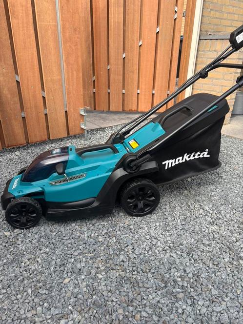 Makita DLM330Z grasmaaier als nieuw!, Tuin en Terras, Grasmaaiers, Zo goed als nieuw, Accu-grasmaaier, 30 t/m 39 cm, Cirkelmaaier