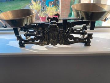 Antieke Balans Weegschaal met Koperen Schalen beschikbaar voor biedingen