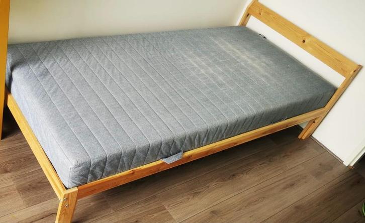 90cm bed NEIDEN +  Luroy slated base +  matrass VADSO ikea, Huis en Inrichting, Slaapkamer | Bedden, Zo goed als nieuw, Eenpersoons