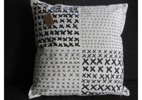 Nieuw sierkussen zwart wit kruisjes, Huis en Inrichting, Woonaccessoires | Kussens, Nieuw, Wit, Vierkant, Ophalen of Verzenden